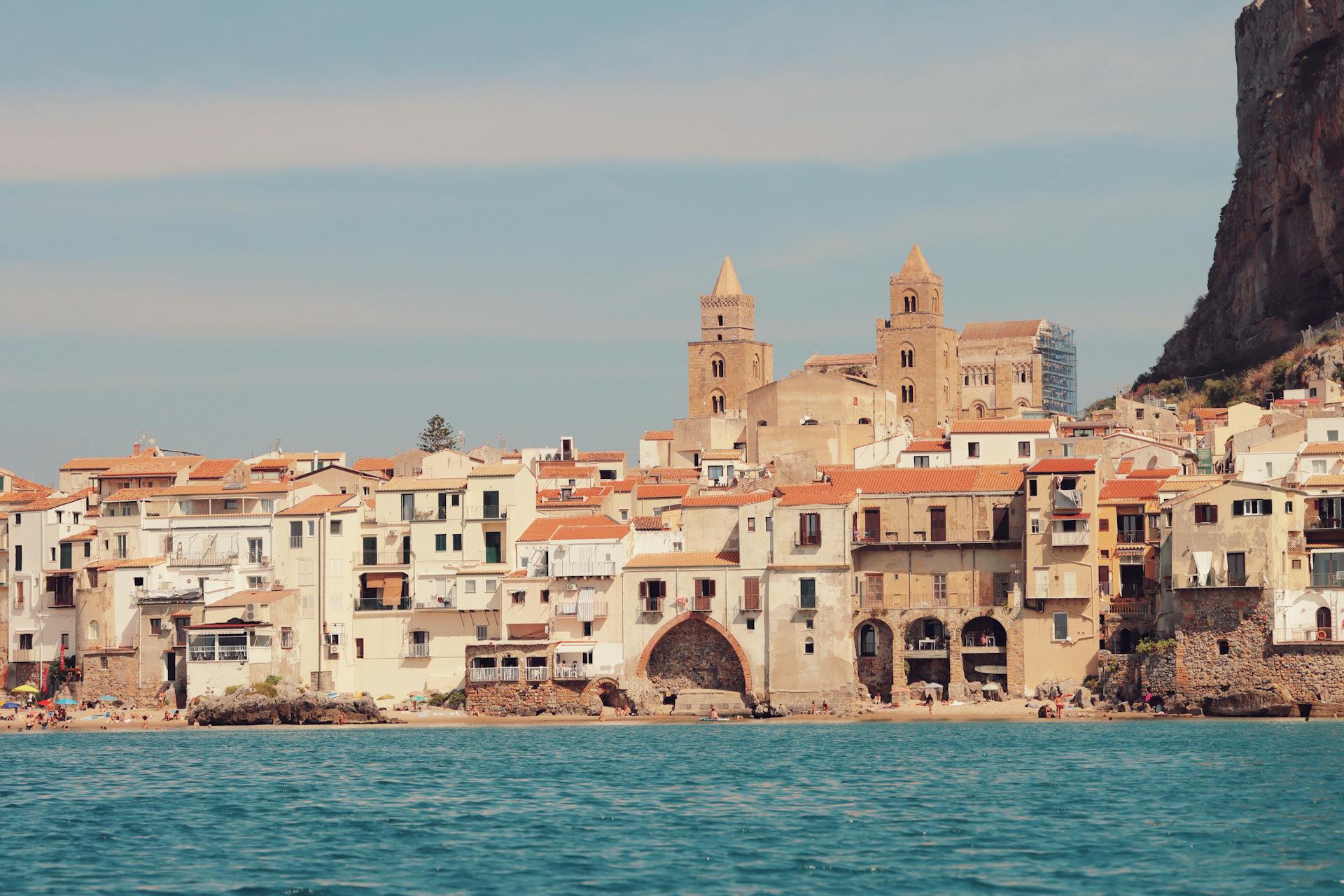 Cefalù — Dom und Altstadt von der Seeseite