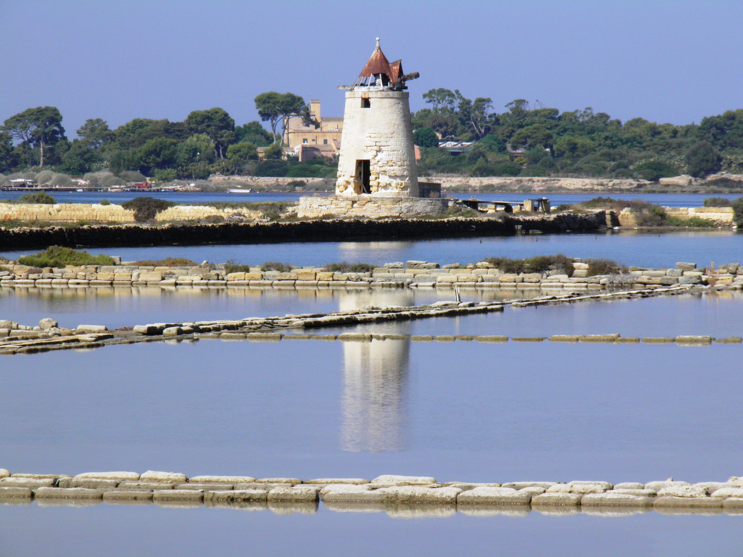 Saline di Trapani — Windmühle spiegelt sich in den Salzbecken