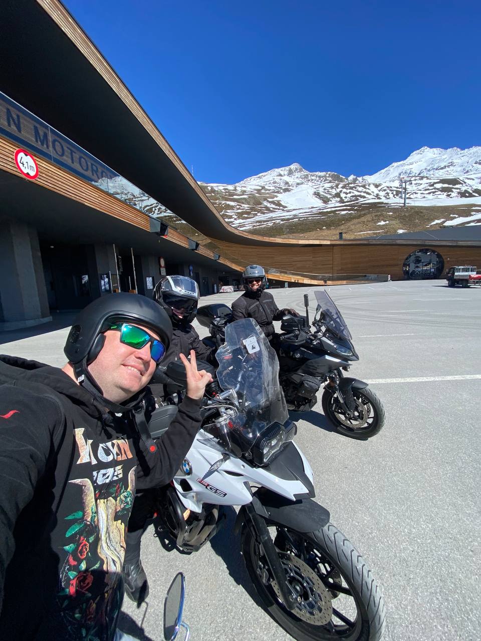 Pause mit zwei Wienern auf Alpentour