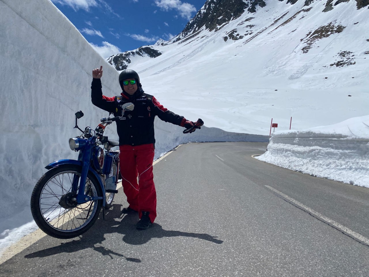 Motorradfahrer mit Zündapp in Schneewänden am Timmelsjoch