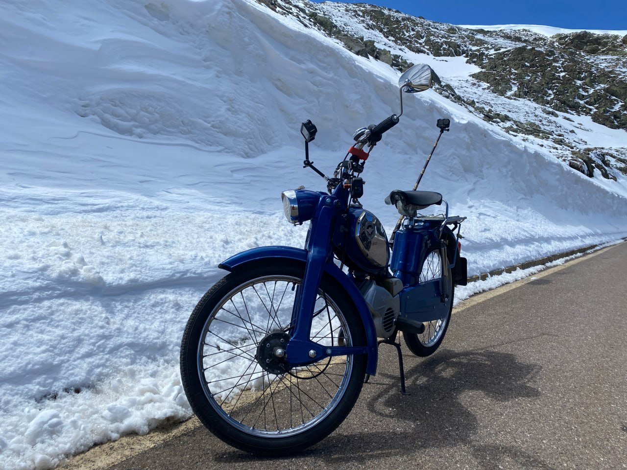 Zündapp Bergsteiger allein in den Schneewänden am Timmelsjoch 2026