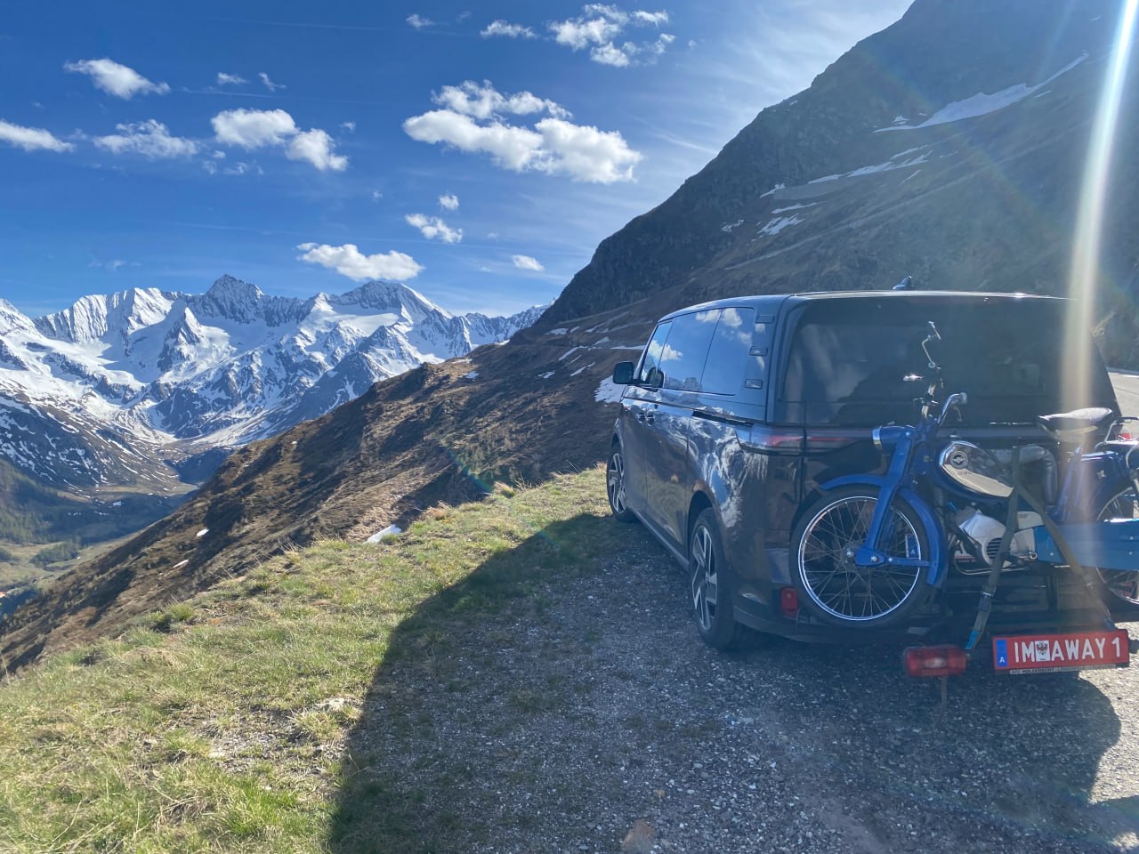 Buzz mit Bergi vor Jaufenpass-Panorama