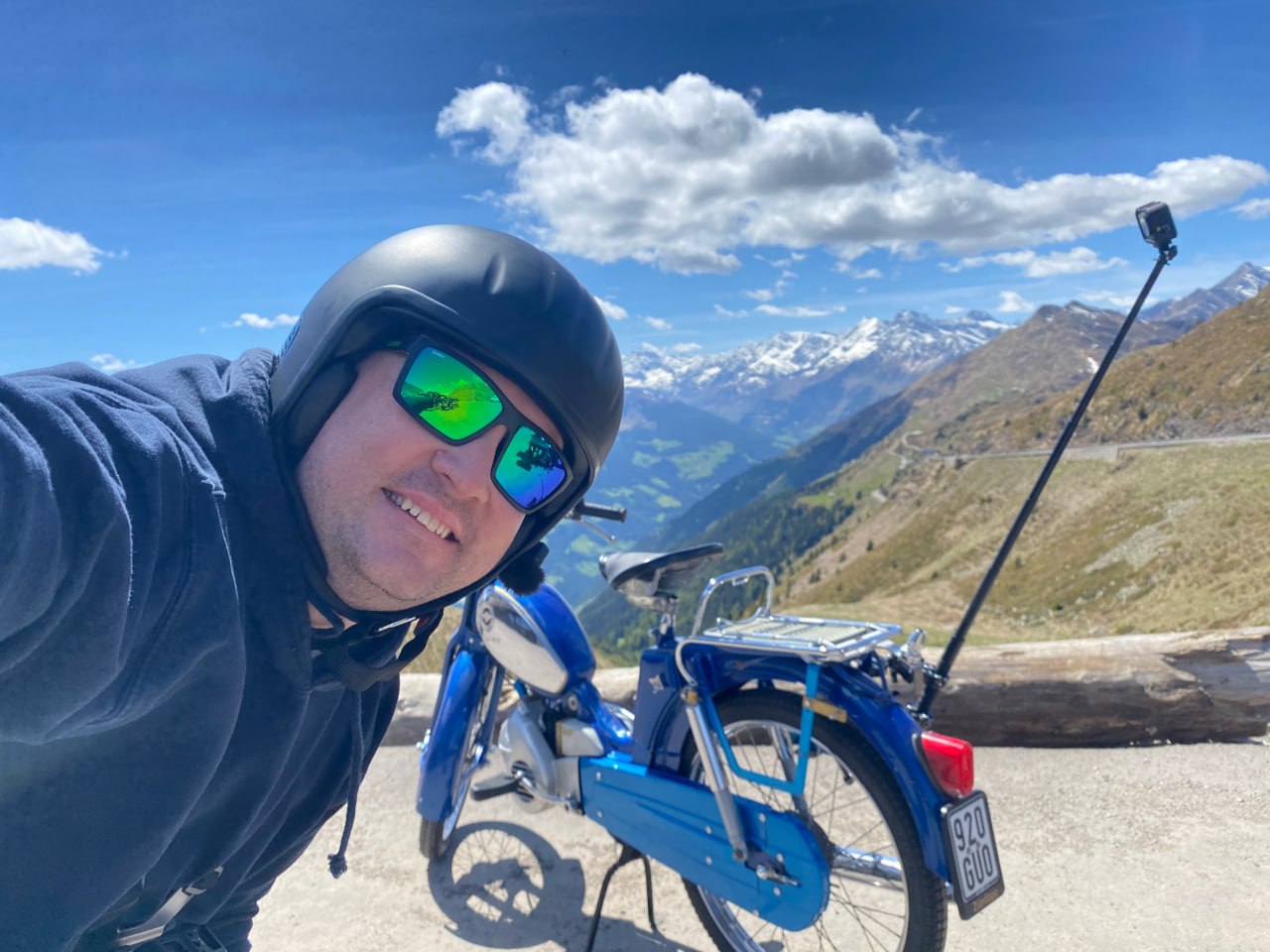 Selfie Manuel mit Bergi am Jaufenpass