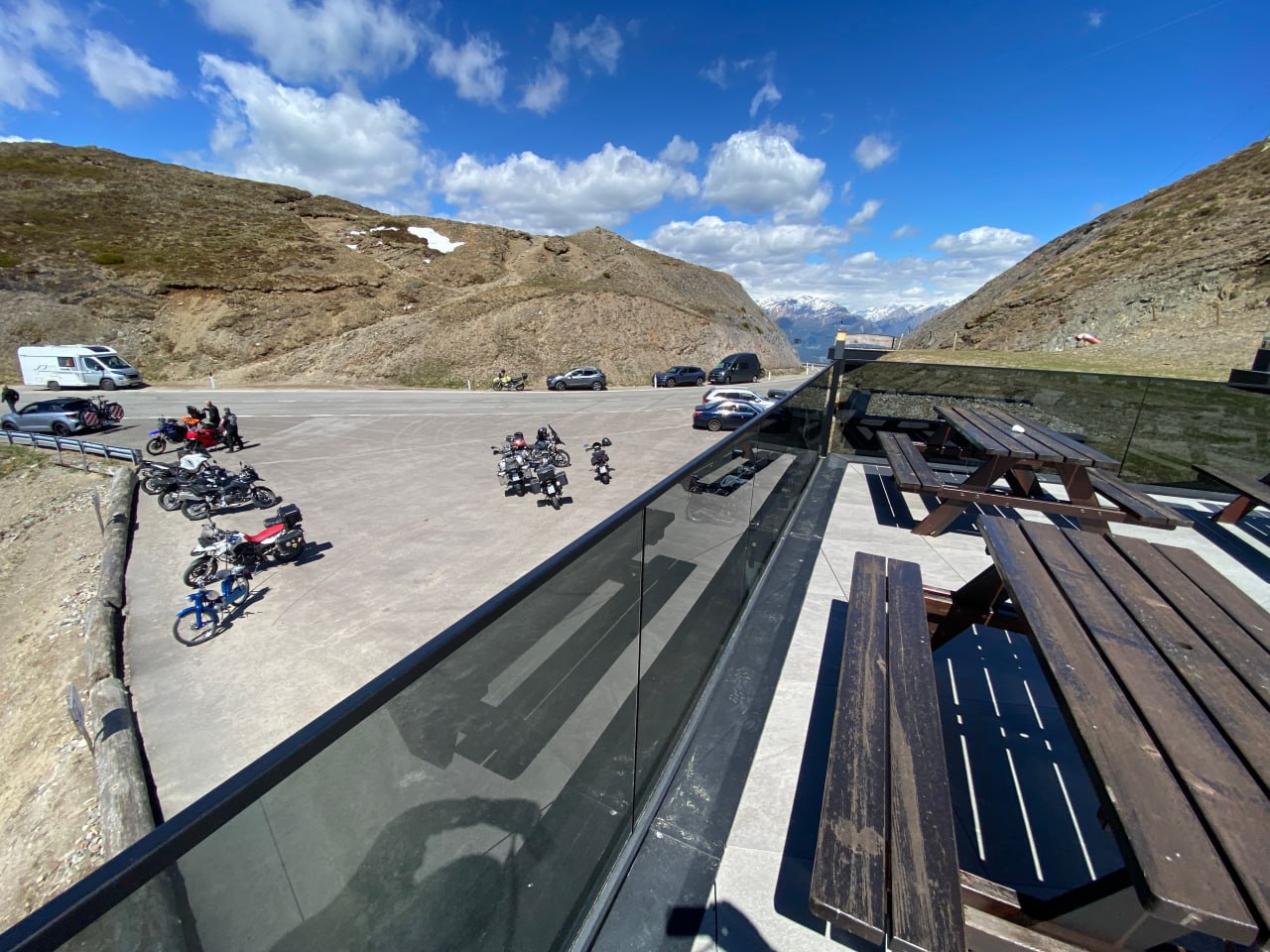 Terrasse Edelweisshütte mit Mopeds und Panorama