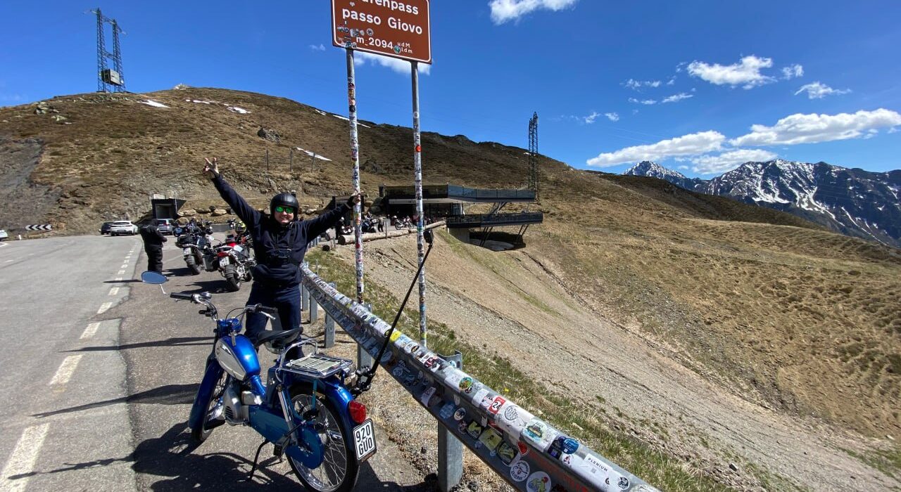 Jubel am Jaufenpass-Schild 2094m - Manuel mit Bergi