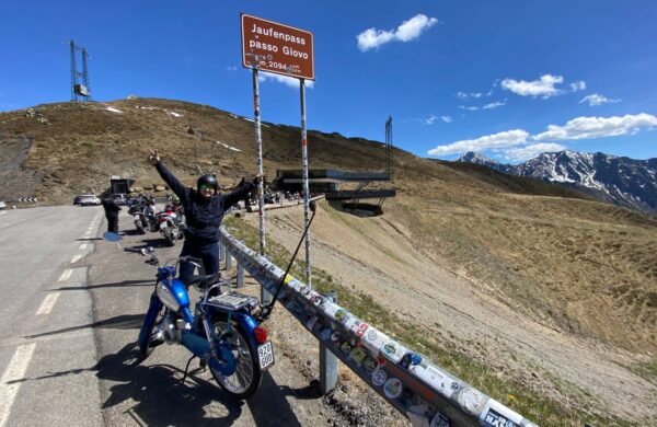 Jubel am Jaufenpass-Schild 2094m - Manuel mit Bergi