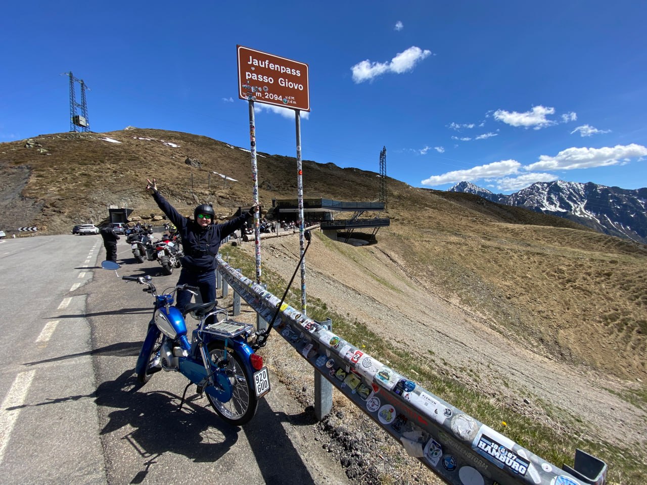 Manuel jubelt am Jaufenpass-Schild 2094m
