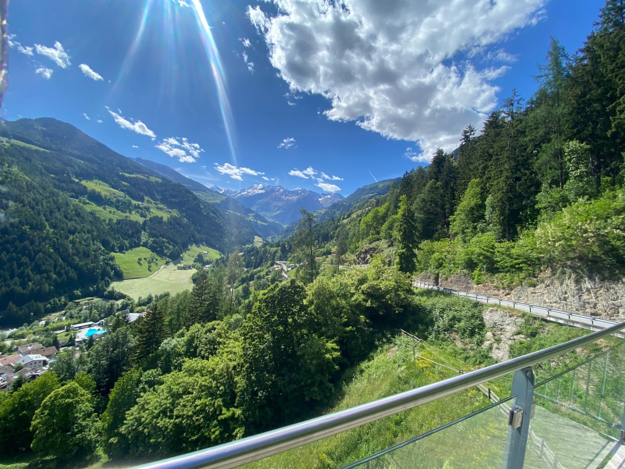 Passstraße und Alpengipfel von der Edelweisshütte