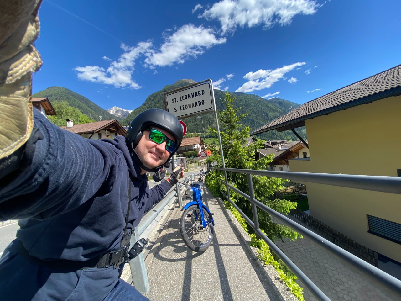 Selfie Manuel am Ortsschild St. Leonhard mit Bergi