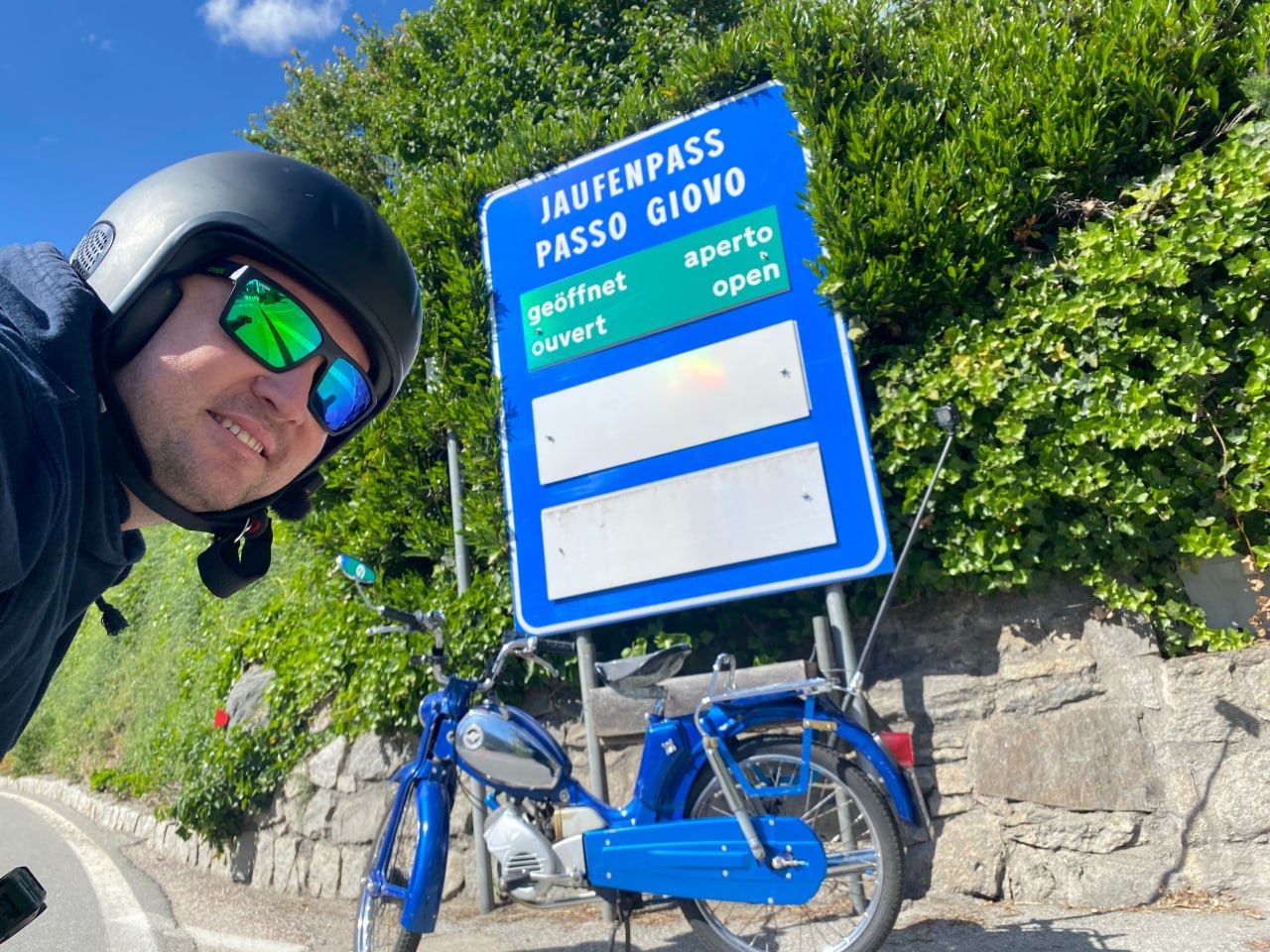 Selfie am Jaufenpass-Schild geöffnet mit Bergi