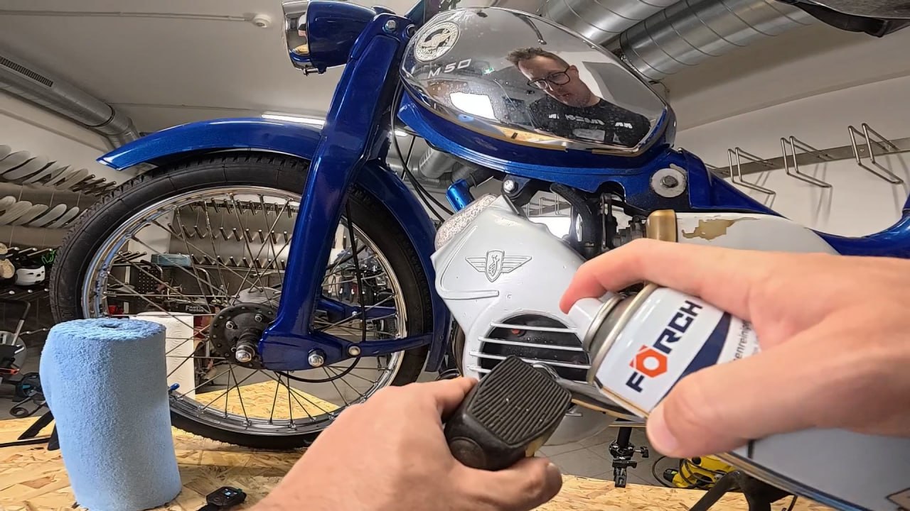 Manuel in der Garage - die Bergi bekommt ihre Frühjahrspflege
