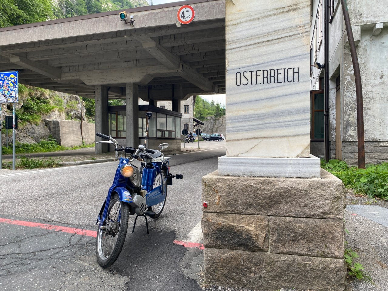 Zündapp Bergsteiger vor Österreich-Grenzpfeiler