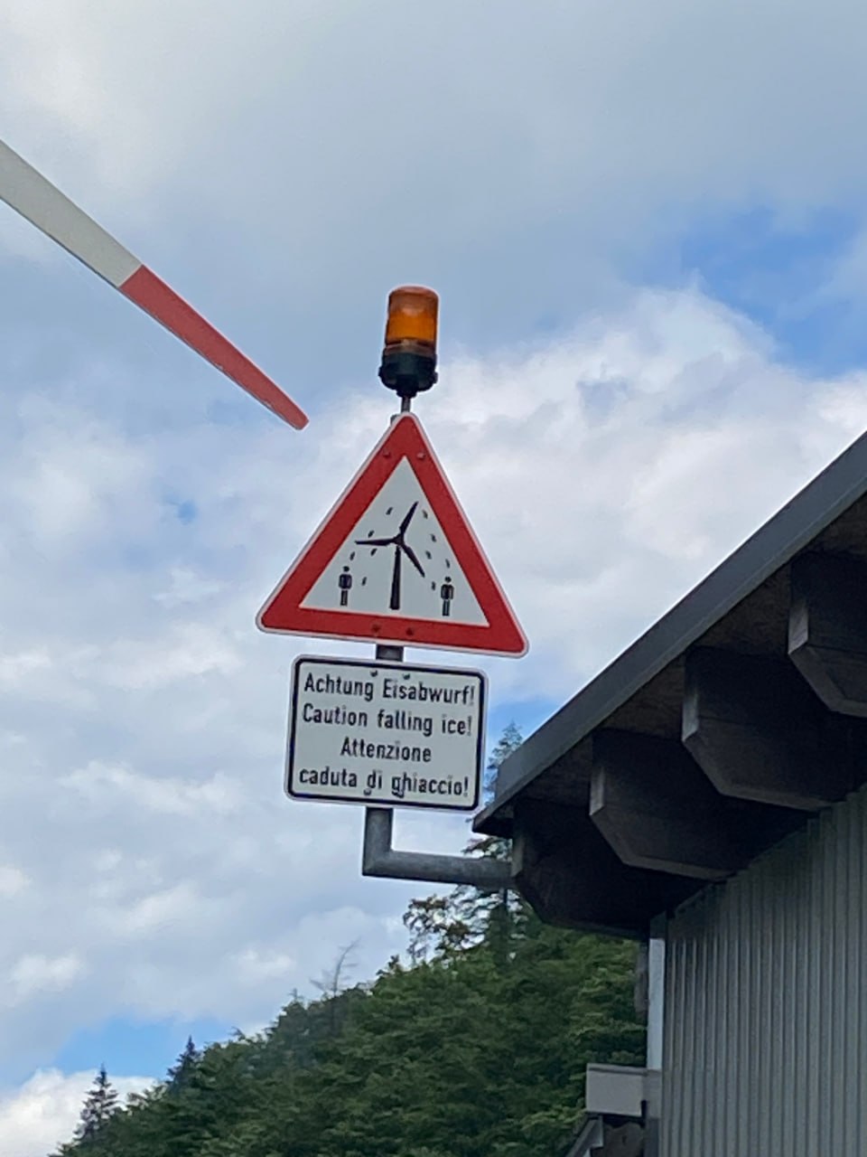 Achtung Eisabwurf Schild Plöckenpass