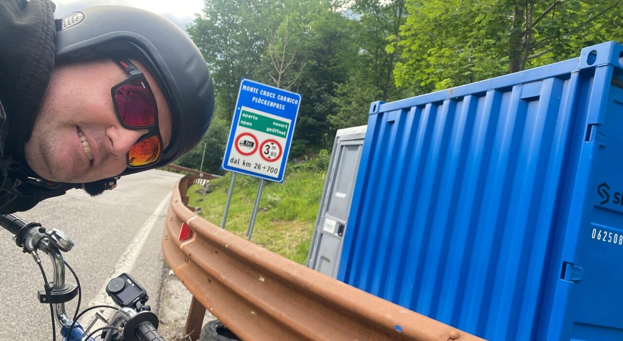 Manuel Ribis auf der Zündapp Bergsteiger vor dem Plöckenpass-Schild