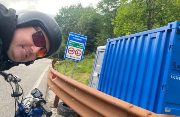Manuel Ribis auf der Zündapp Bergsteiger vor dem Plöckenpass-Schild