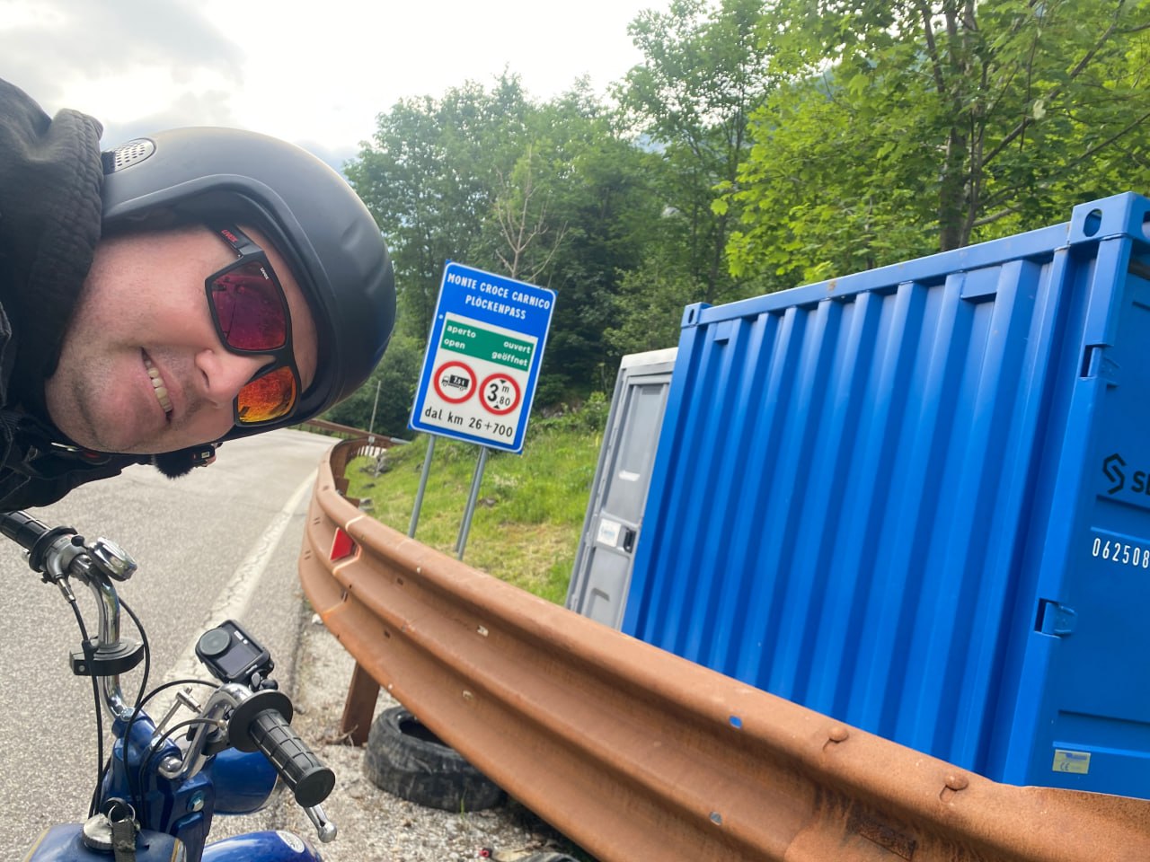 Manuel Ribis auf der Zündapp Bergsteiger vor dem Plöckenpass-Schild