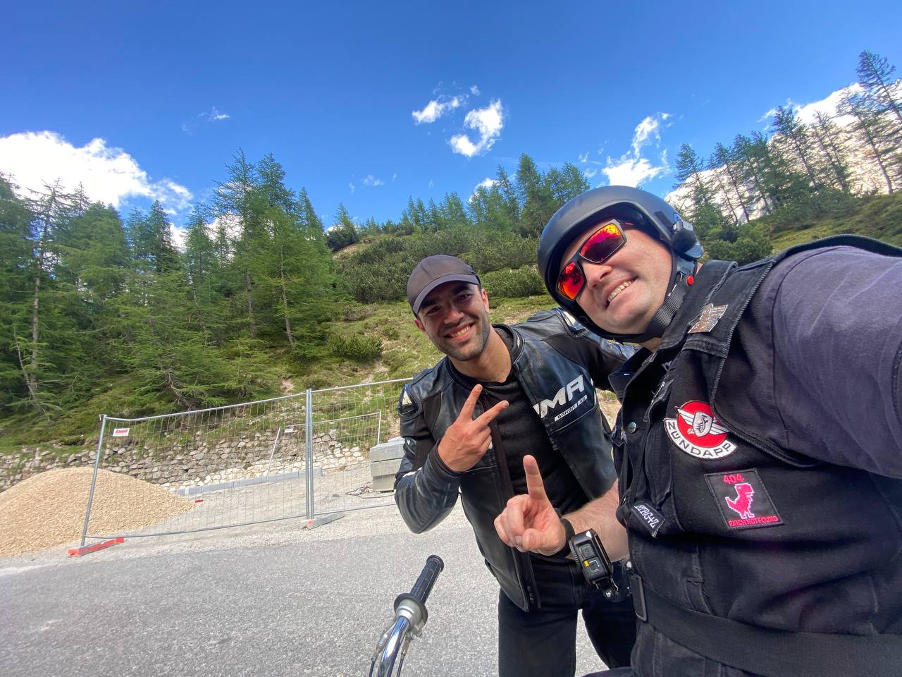 Manuel und Florian (@thegroundedfrenchi) am Vršič-Pass