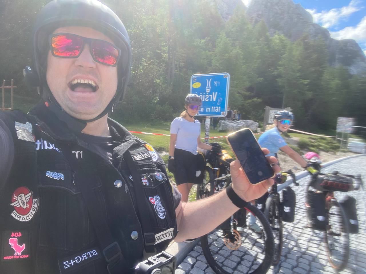 Manuel mit Radfahrerinnen auf der Passhoehe des Vrsic
