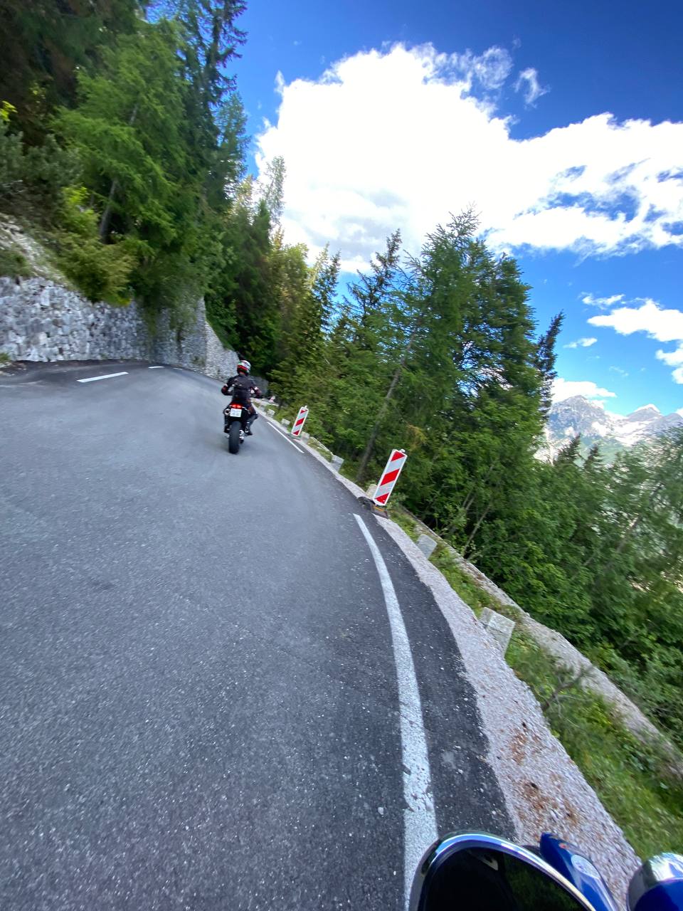 Bergi auf der Kehrenstraße des Vršič-Passes, Schneeberge im Hintergrund
