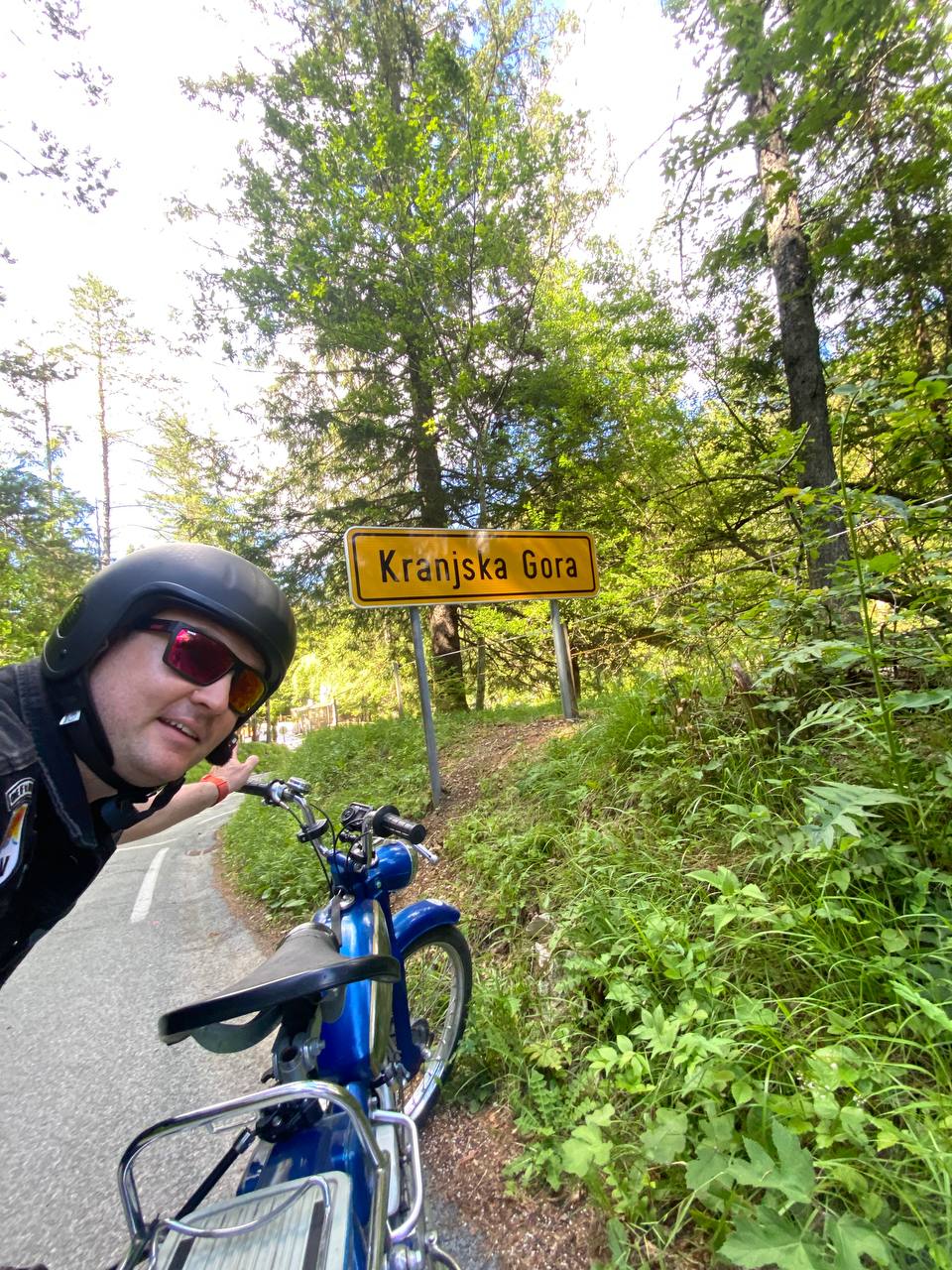 Manuel mit Bergi am Ortsschild Kranjska Gora