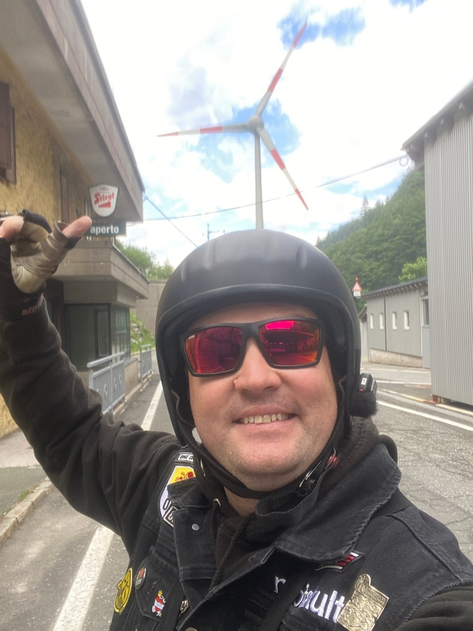 Manuel Ribis Daumen hoch Windrad Plöckenpass